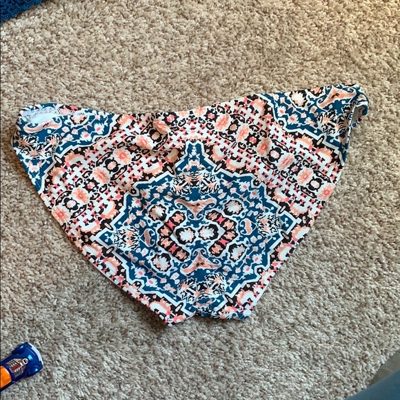 Bikini - Picture 2 of 3